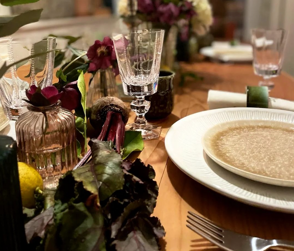 Notre nouveau type de dressage végétal et coloré métamorphose votre table en une scène d'art culinaire élégante. La cuisine et l'art de la table s'allient pour ne faire plus qu'un : une ode à chaque saison.